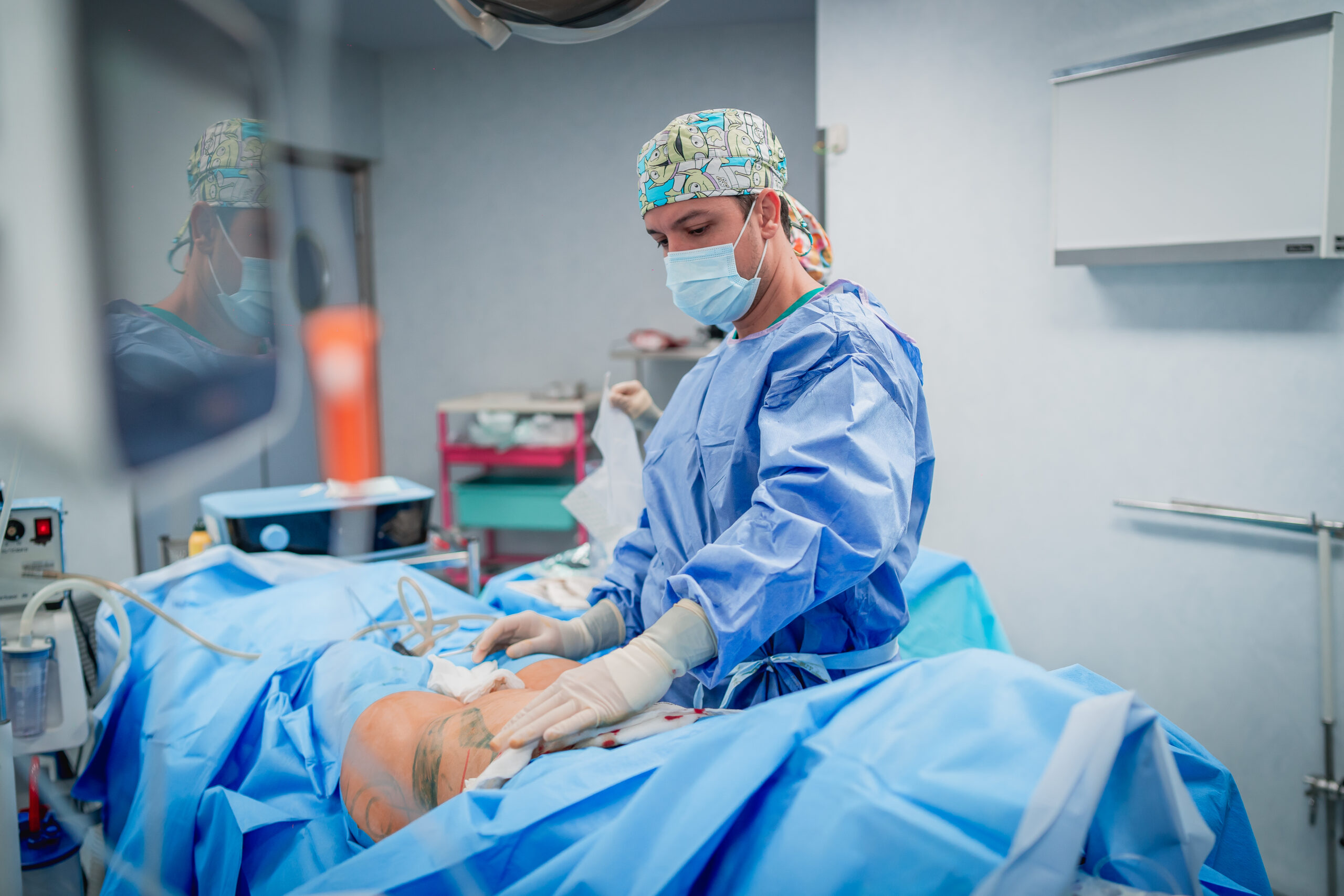Lipoescultura VASER en Valencia: el Dr. Higuerey opera el abdomen